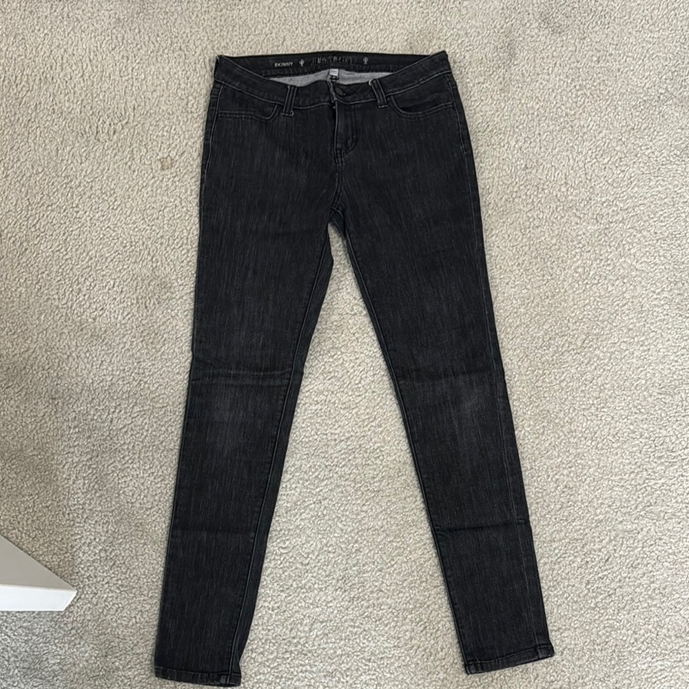 Jennifer Lopez Black Skinny Jeans with Sleek Fit